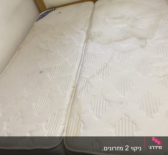 מזרנים עם כתמים על מיטה